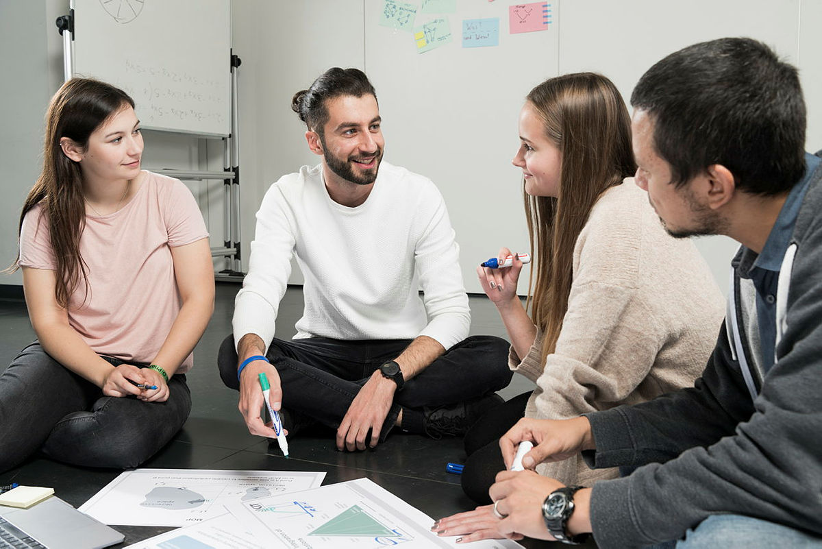 Vier Studierende sprechen über Papiere