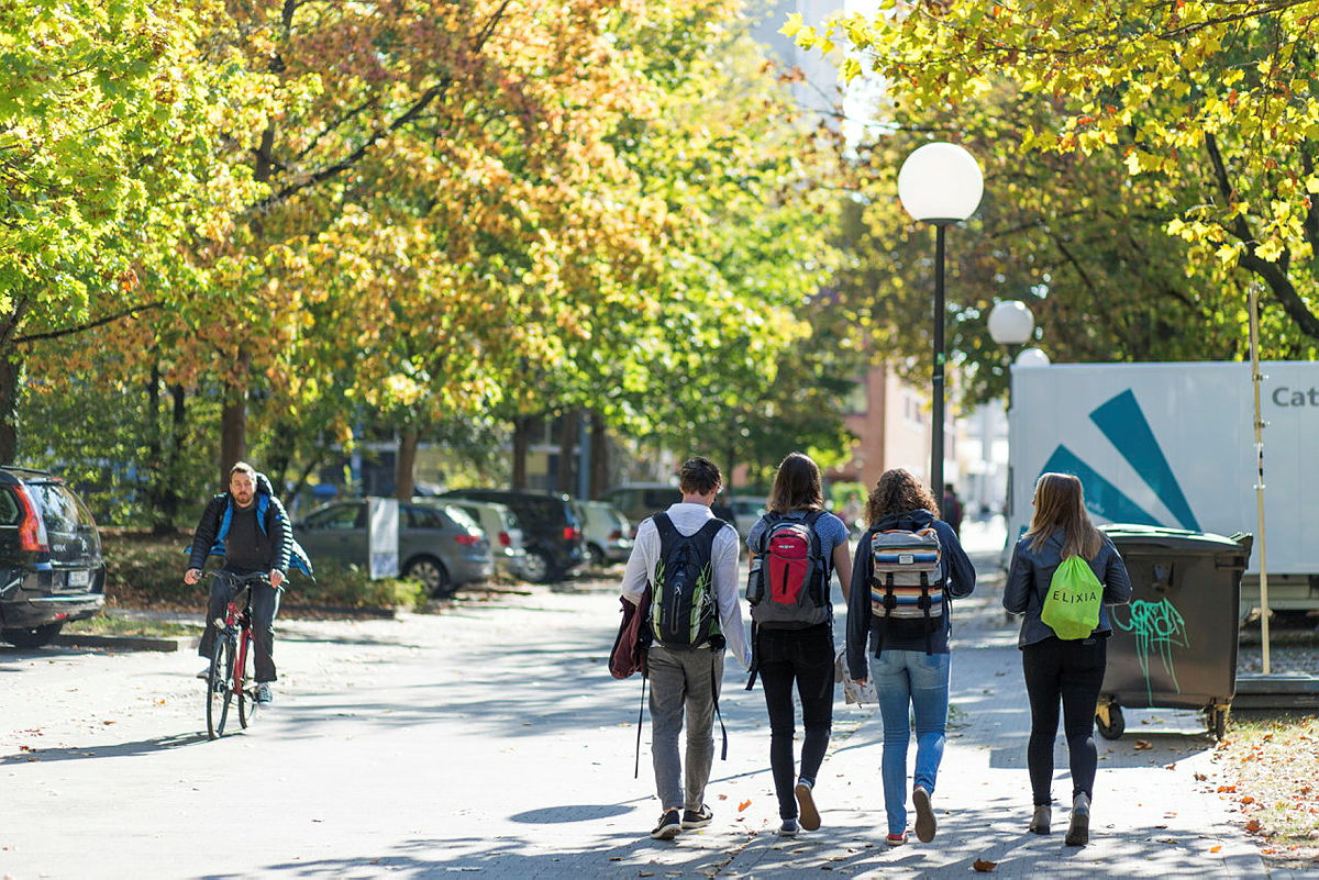 Studierende auf dem KIT-Campus