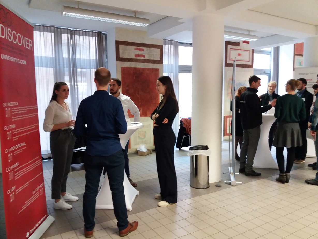 Stehtische mit Studierenden und Unternehmesnvertretern beim ETIT-Speed-Dating mit Unternehmen