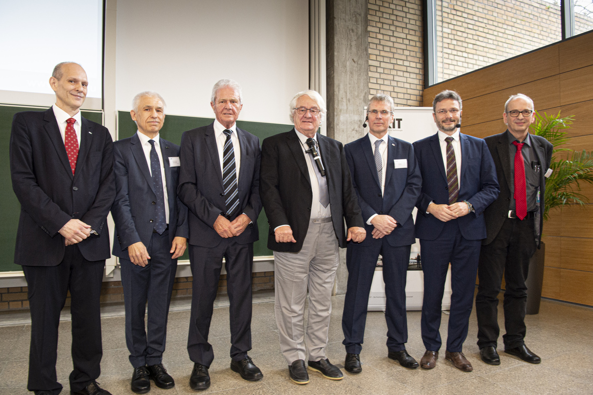 Gruppenfoto mit Hasso Plattner, Dietmar Hopp und Vertretern der KIT-Fakultät ETIT