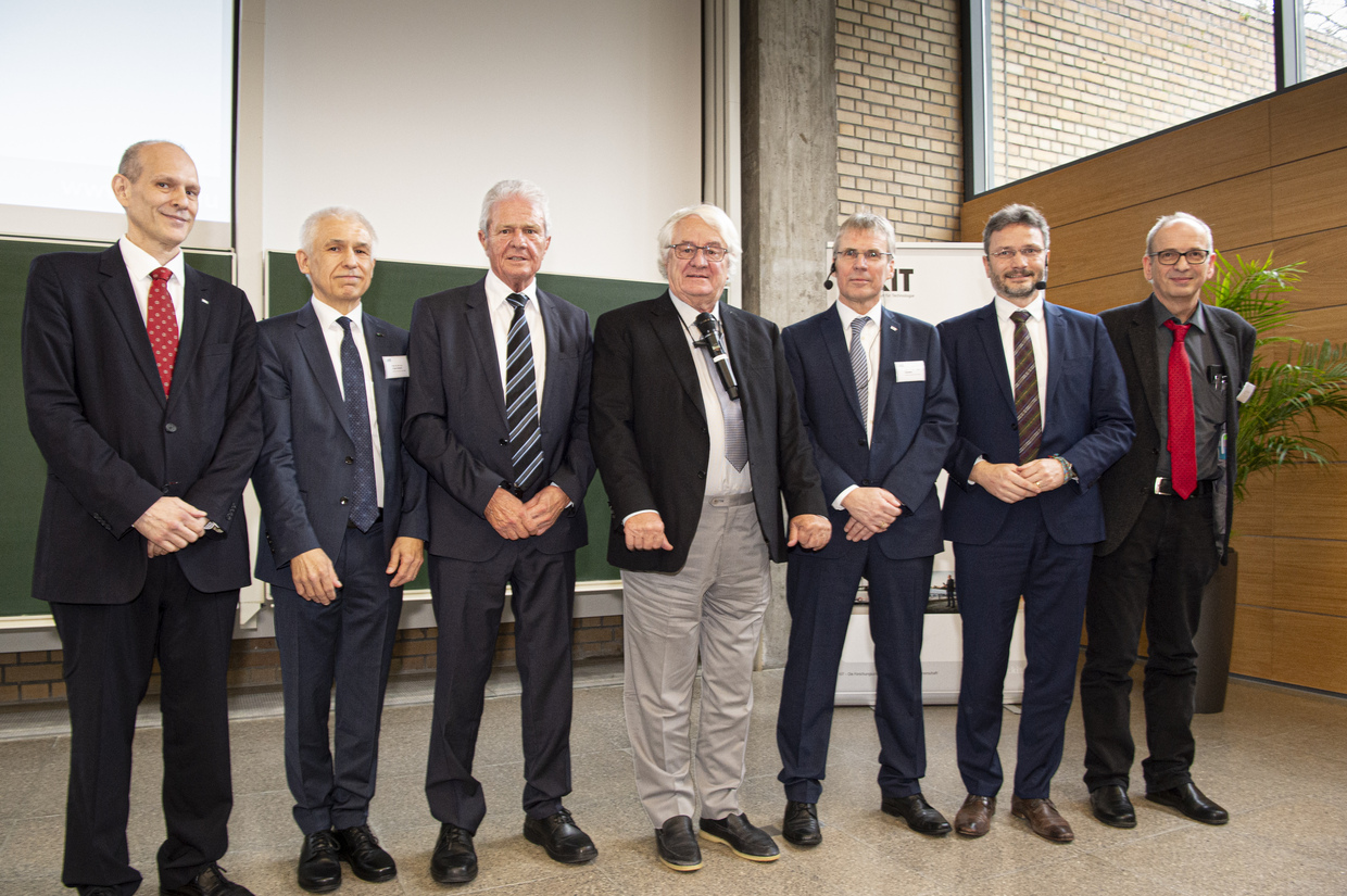 Gruppenfoto der Fakultät ETIT mit Hasso Plattner