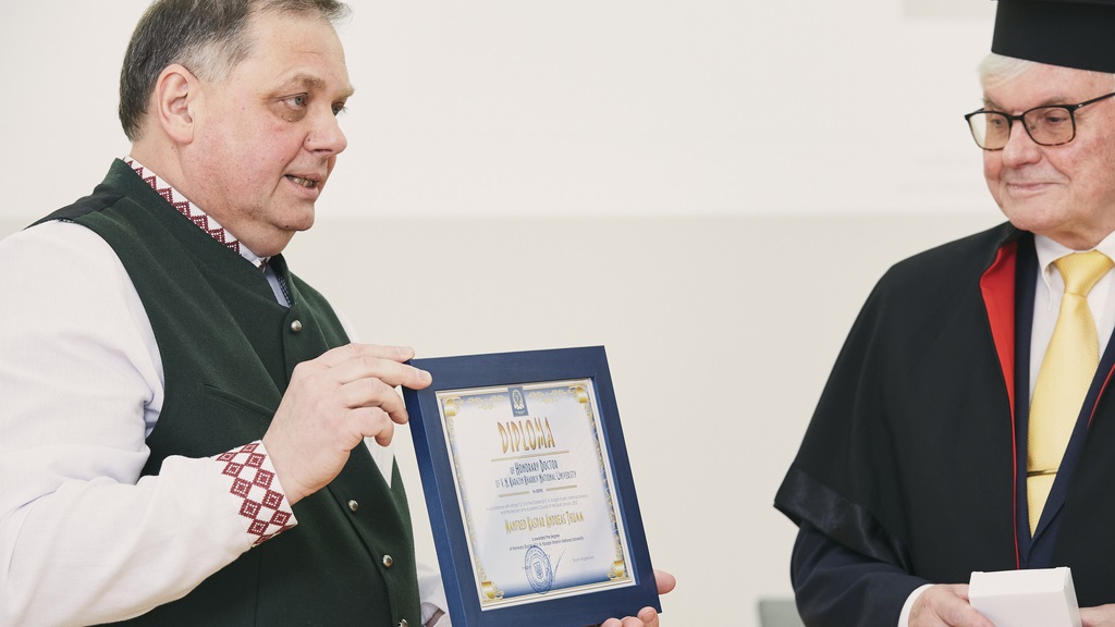 Prof. Igor aus Kharkiv überreicht Prof. Thumm die Urkunde zum Ehrendoktor