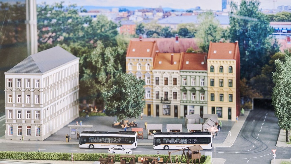 Modell einer Stadt mit 2 elektronisch gekoppelten Bussen