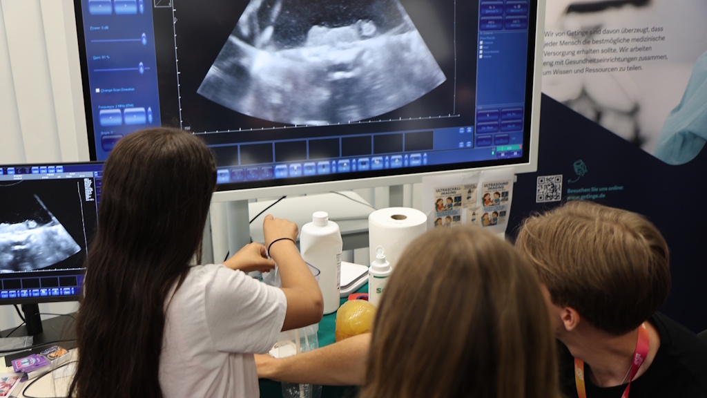 Drei Kinder von hinten mit Ultraschall-Bildschirm