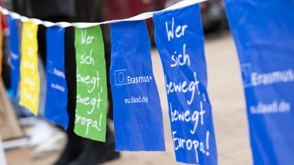 Bunte Wimpelkette mit Erasmus Slogans