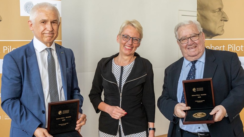 Prof. Becker mit der Präsidentin der TU Darmstadt Prof. Brühl und mit dem 2. Preisträger Prof. José Luis Encarnação